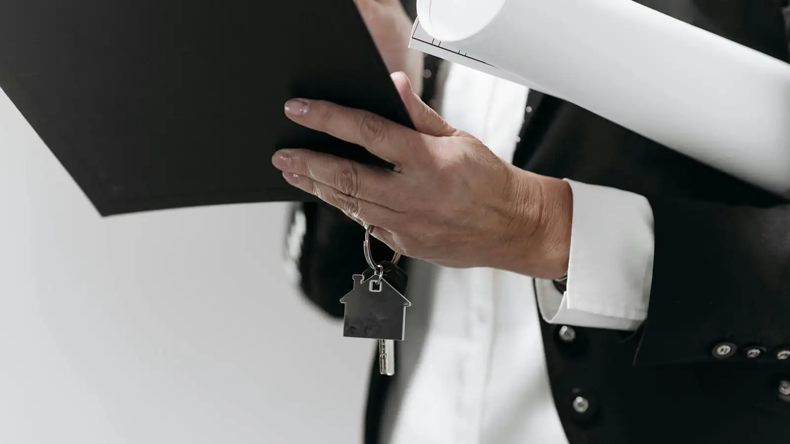 House keys on real estate contract